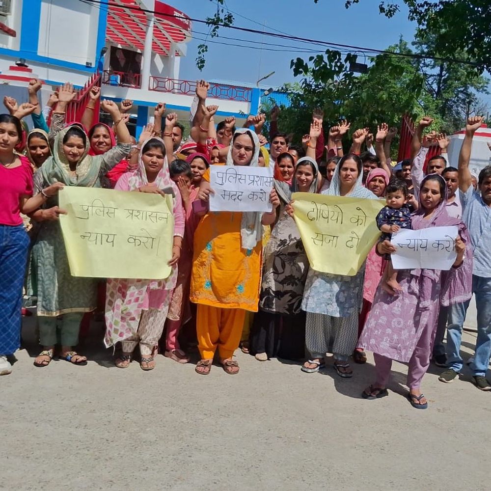 संविदा कर्मी की पत्नी का एसपी ऑफिस पर प्रदर्शन:पति ने सरकारी आवास पर किया था सुसाइड, पुलिस पर कार्रवाई न करने का आरोप