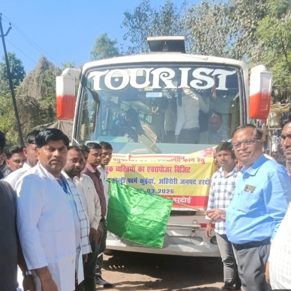हरदोई के पशुपालकों को मिला वैज्ञानिक प्रशिक्षण:आगरा-सीतापुर में एक्सपोजर विजिट से सीखीं आधुनिक तकनीकें