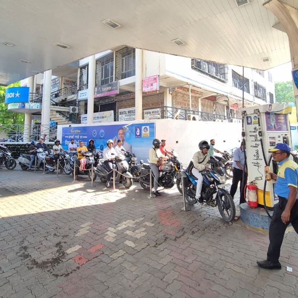 लखनऊ में पेट्रोल को लेकर डर, हजरतगंज में लंबी कतारें:पेट्रोल की कमी और कीमत बढ़ने की आशंका से पंपों पर उमड़ी भीड़, अफवाहों ने बढ़ाई बेचैनी