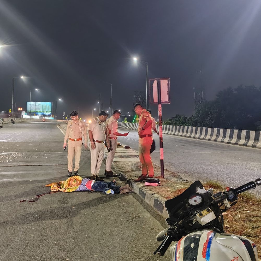 लखनऊ में तेज रफ्तार बुलेरो डिवाइडर पर चढ़ी:सो रहे मजदूर को कुचला: मौके पर मौत, एसीएमओ बाल-बाल बचे