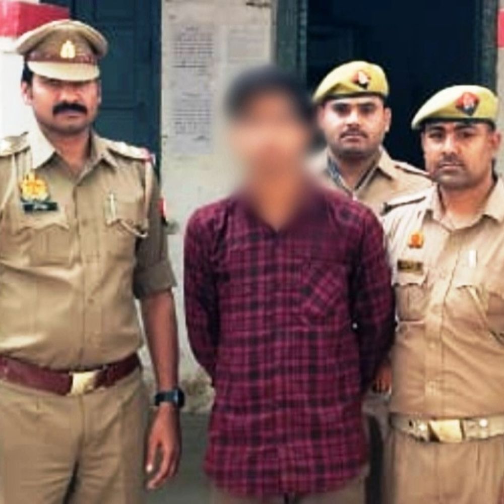 झांसी जीआरपी ने ट्रेन से पकड़ा फर्जी TTE:गले में भारतीय रेल के रिबन और ID की जगह बैंक कार्ड डालकर वसूल रहा था जुर्माना