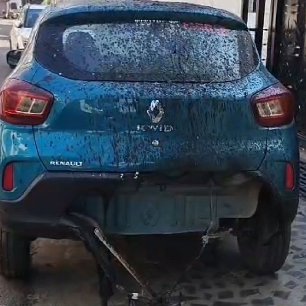 लखनऊ में शॉर्ट सर्किट से तार गिरा:कार जली 6 घंटे से बिजली गुल, लोग बोले बिजली विभाग के अधिकारियों की लापरवाही