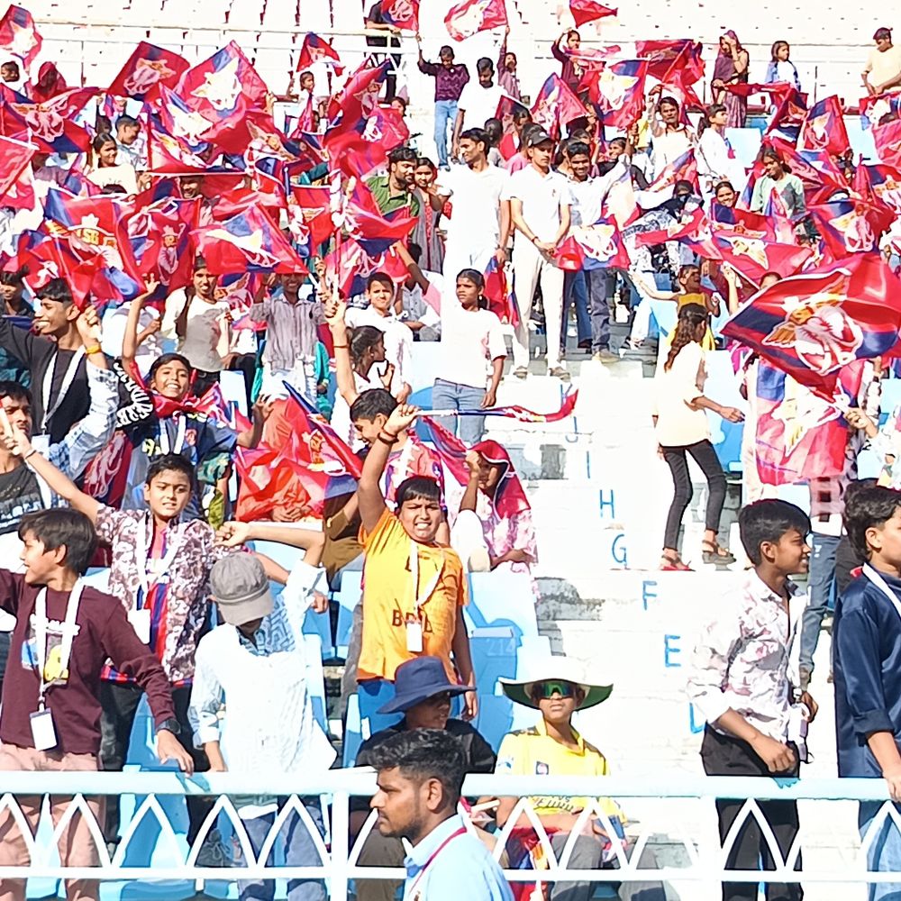 लखनऊ के इकाना स्टेडियम ने LSG का क्रेज:9 हजार स्कूली बच्चे टीम को कर रहे चीयर, 6 गेंदों में सबसे लंबे 6 मारने का होगा मुक़ाबला