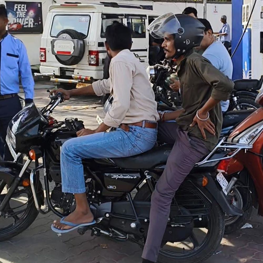 इजरायल-ईरान युद्ध के बीच बरेली में हालात सामान्य:पेट्रोल पंपों पर नहीं दिखीं लंबी कतारें, ईंधन की किल्लत की खबरें महज अफवाह