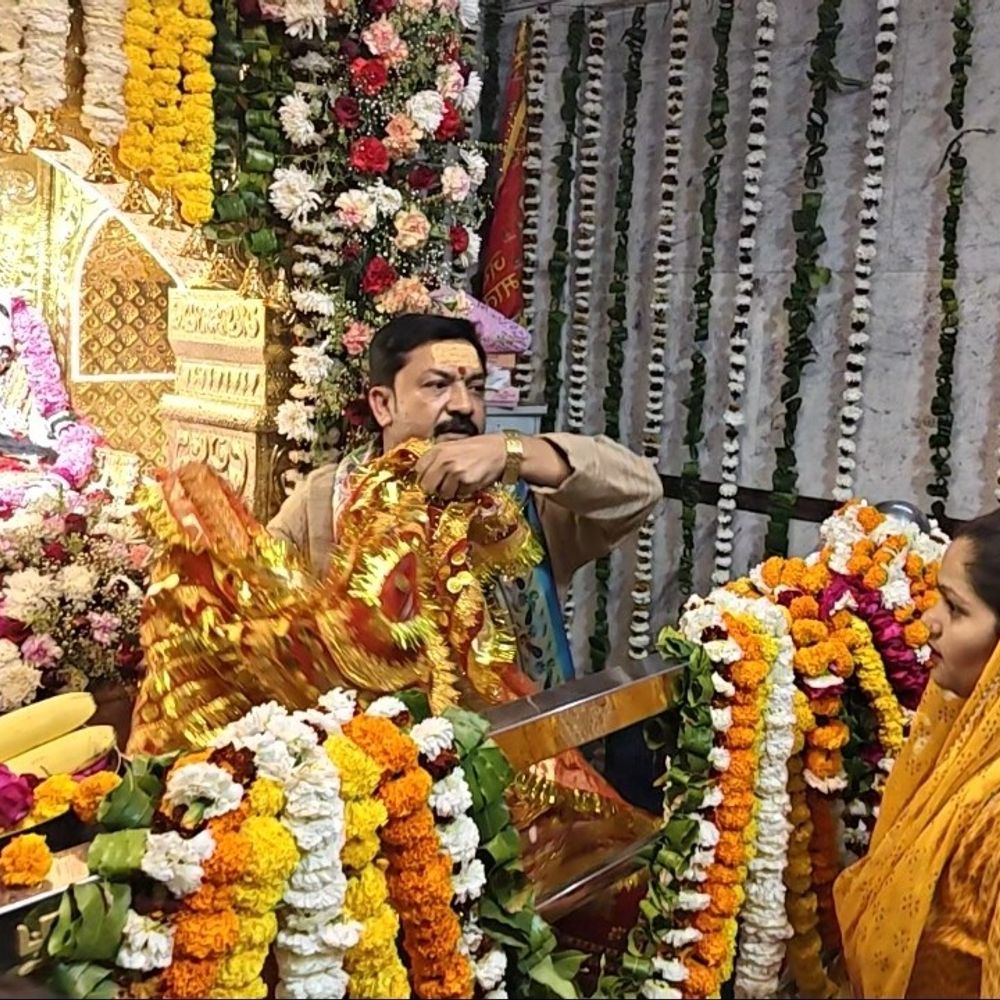 फिरोजाबाद में नवरात्र के आठवां दिन महागौरी पूजन:माता के दर्शन के लिए उमड़ी श्रद्धालुओं की भारी भीड़, रात से सुबह तक भक्तों की कतारें