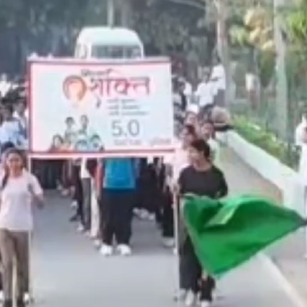 देवरिया में मिशन शक्ति के तहत जागरूकता दौड़:नारी सुरक्षा और सम्मान का संदेश दिया गया, हेल्पलाइन नंबर बताए