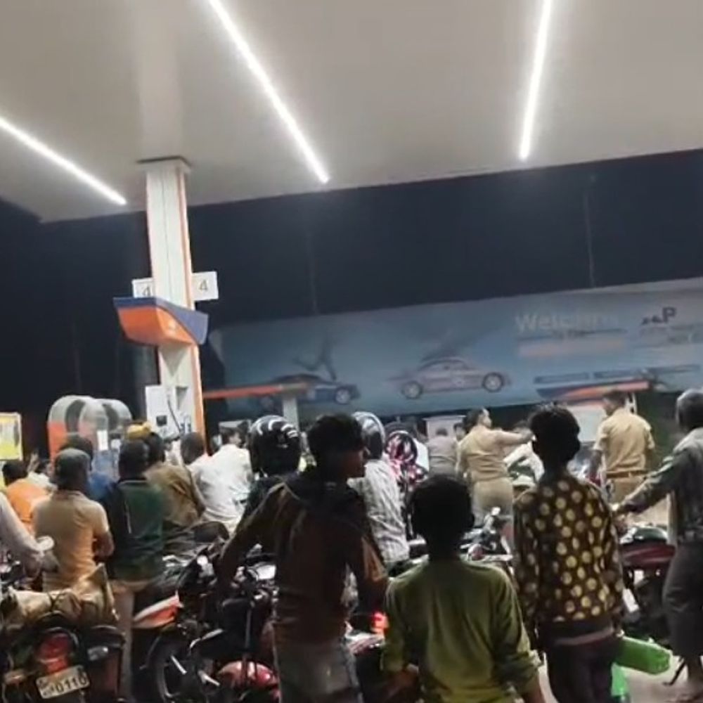 श्रावस्ती में पेट्रोल-डीजल अफवाह से हड़कंप:पंपों पर स्टॉक खत्म, भीड़ में अव्यवस्था; प्रशासन अलर्ट