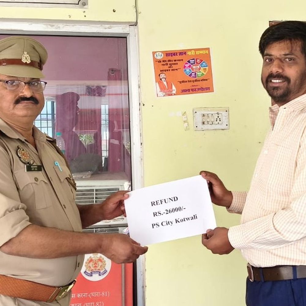 मिर्जापुर पुलिस ने ठगी के लाखों रुपए वापस कराए:फ्लाइट बुकिंग और फ्रेंचाइजी के नाम पर हुई थी धोखाधड़ी