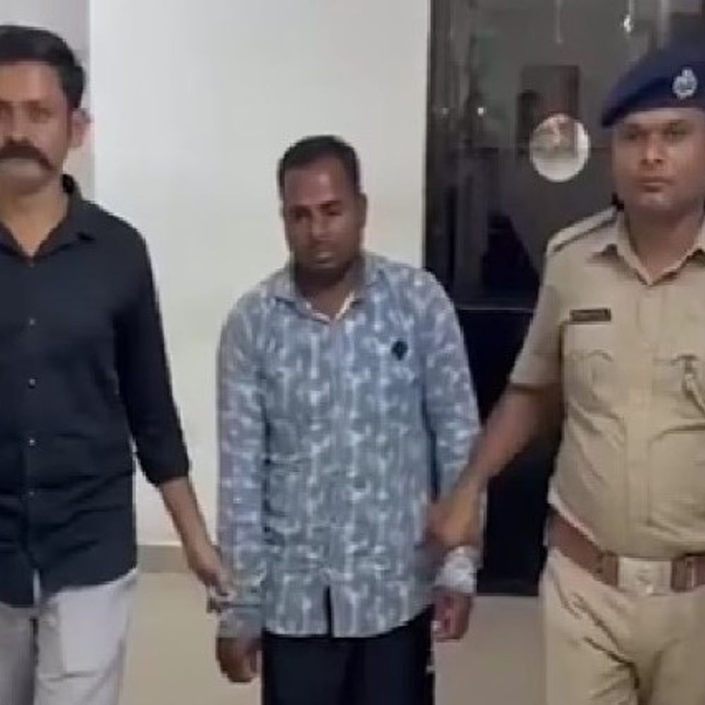 सौतेले पिता ने 2 नाबालिग बेटियों को गर्भवती किया:छोटी बेटी 5 , बड़ी बेटी 2 महीने की गर्भवती, पति को छोड़ आरोपी के साथ रहती थी मां