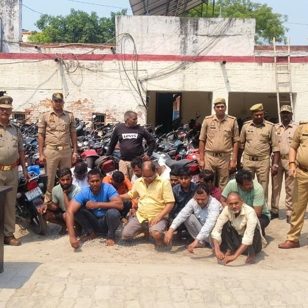 चंदौली एसपी ने 3 फरार जुआरियों पर इनाम घोषित किया:फरार चल रहे युवकों की गिरफ्तारी पर 25-25 हजार का इनाम