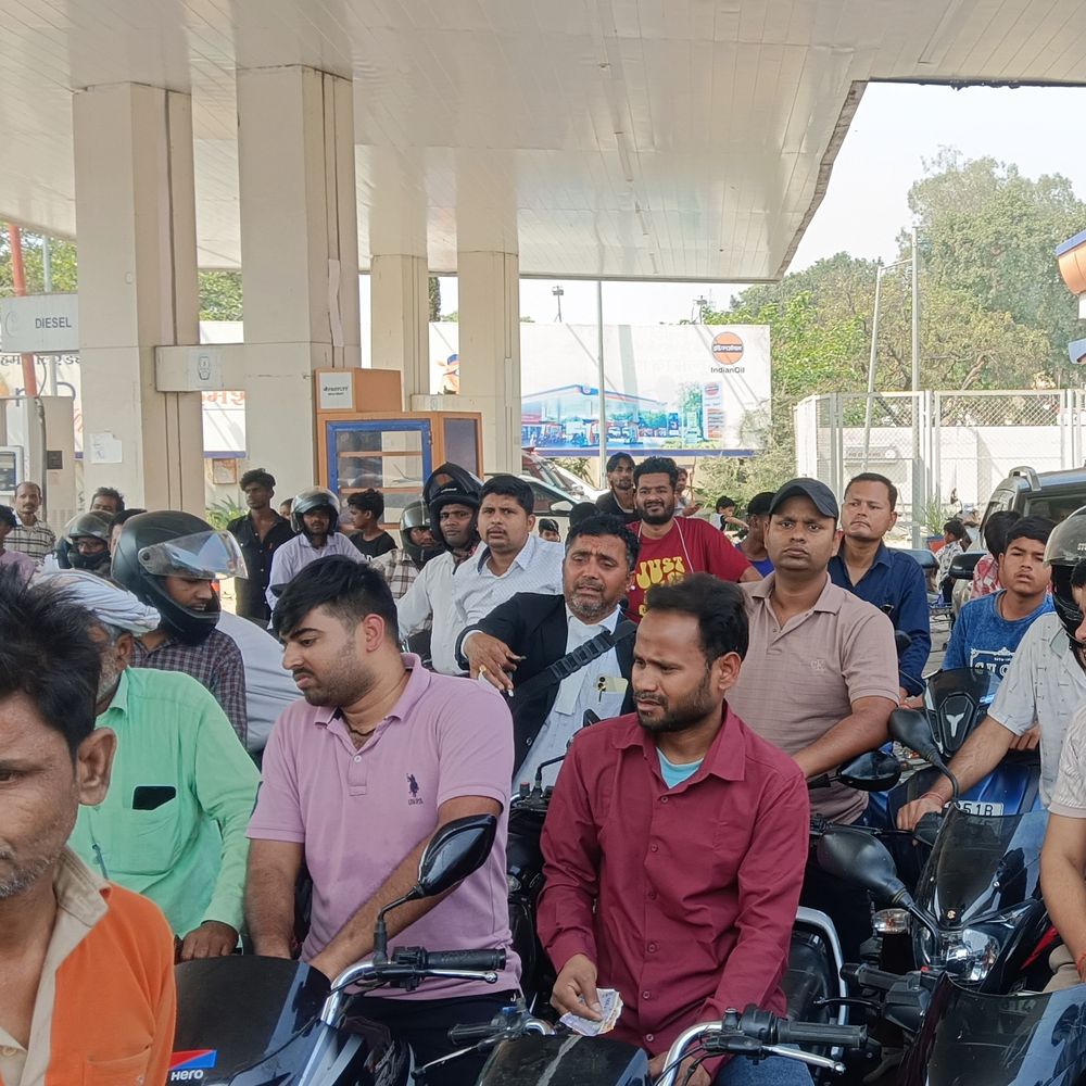बस्ती में कई पेट्रोल पंप पर ईंधन खत्म:घंटों लाइन में लग रहे लोग, कई जगह रात से ही खत्म हो गया स्टॉक