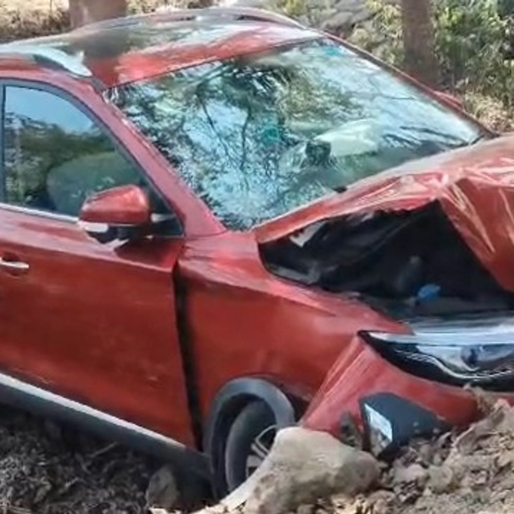 पीलीभीत में नेशनल हाईवे पर कार खाई में पलटी:महाराष्ट्र का परिवार गंभीर रूप से घायल, खुटार से पंजाब जा रहा था