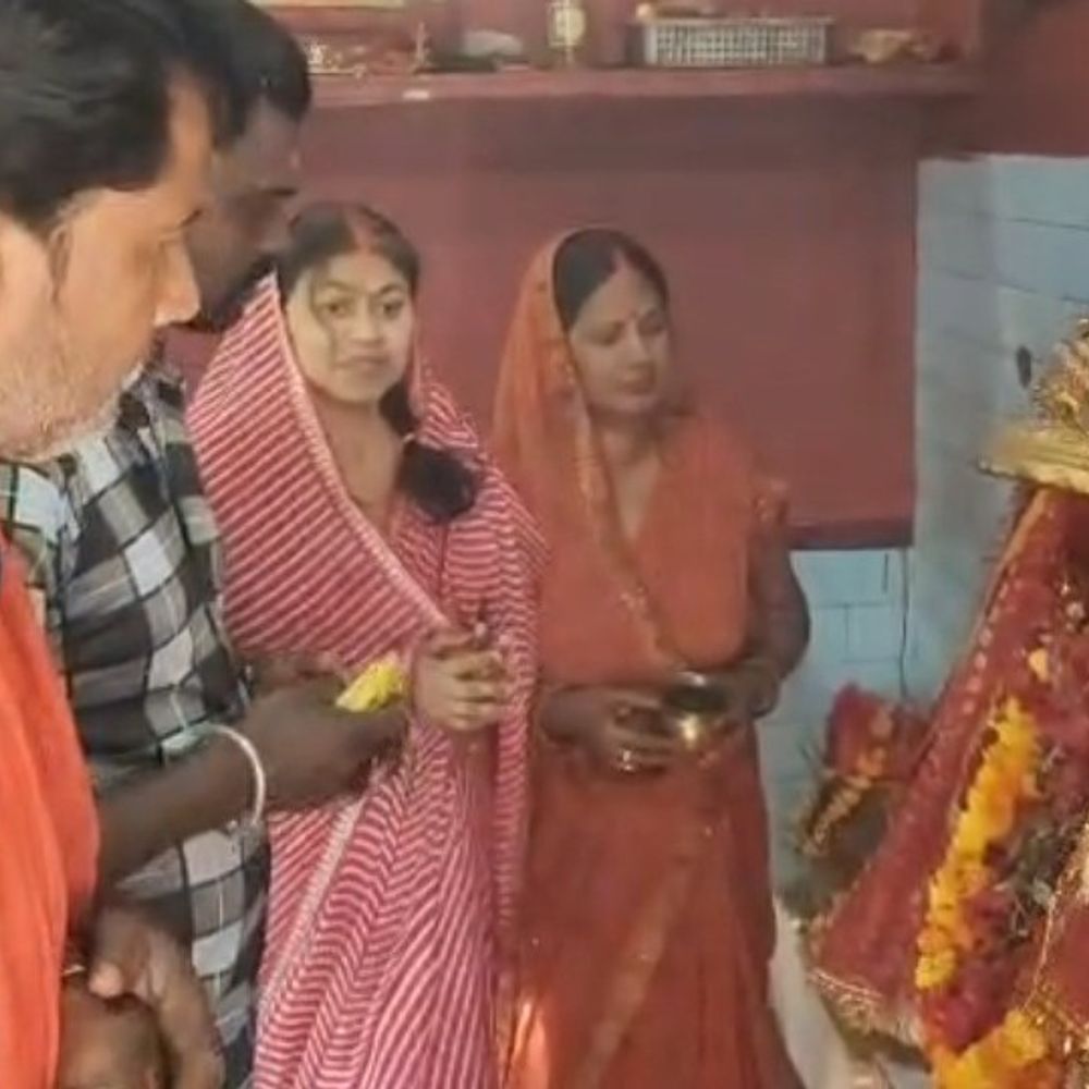 दुर्गा अष्टमी पर मंदिरों में भक्तों की भारी भीड़:भदोही में श्रद्धालुओं ने घरों में विशेष पूजन कर मां दुर्गा को टेका मत्था