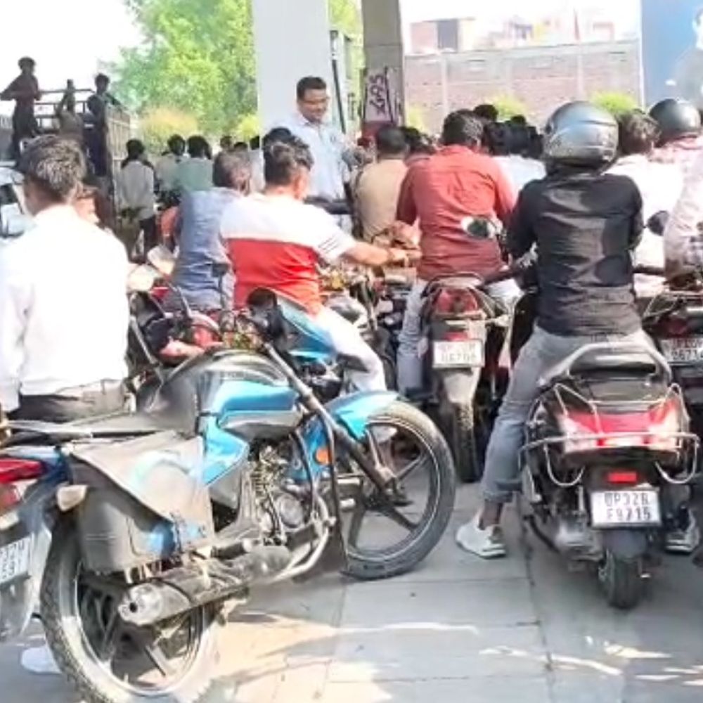 बहराइच में पेट्रोल पंपों पर भारी भीड़:अधिकारी बोले- जिले में ईंधन की पर्याप्त आपूर्ति, अफवाहों के बहकावे में न आएं