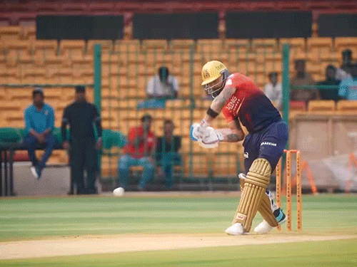 कोहली ने 19 गेंदों में बनाए 45 रन:कार्तिक बोले- हर साल नया प्लान, इस बार और बेहतर दिखेंगे; 28 को RCB का पहला मैच