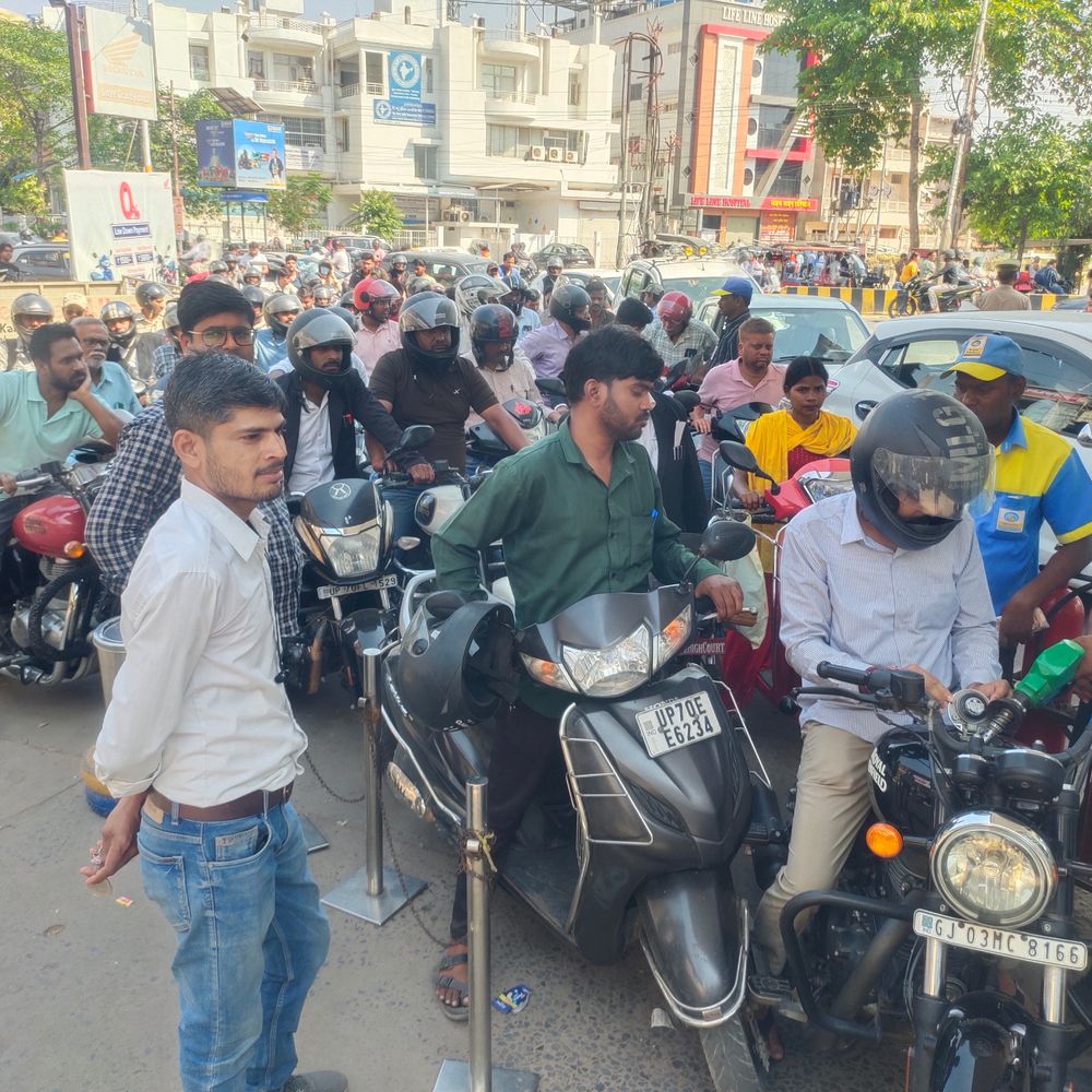 प्रयागराज में पेट्रोल-डीजल की अफवाह, खपत तीन गुना बढ़ी:लोग घबराहट में टैंक फुल करा रहे, कई पंपों पर खत्म हुआ ईंधन