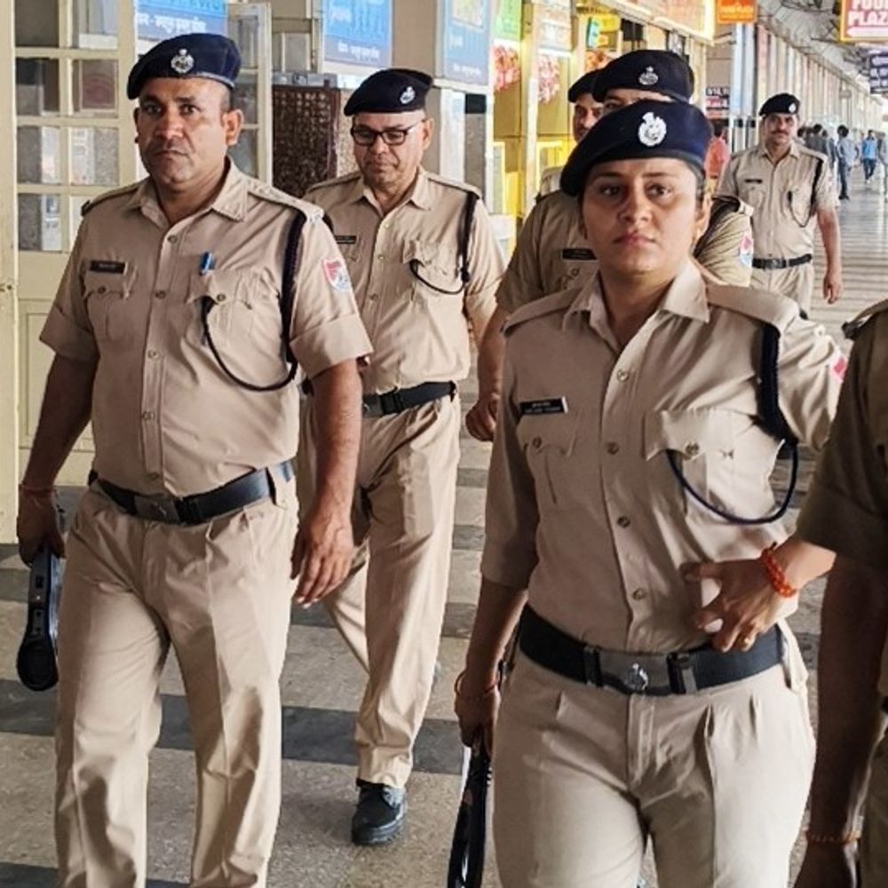 मथुरा जंक्शन पर बिछड़ी 4 साल की बच्ची मिली:मिशन शक्ति टीम ने घंटों की तलाश के बाद परिजनों को सौंपा