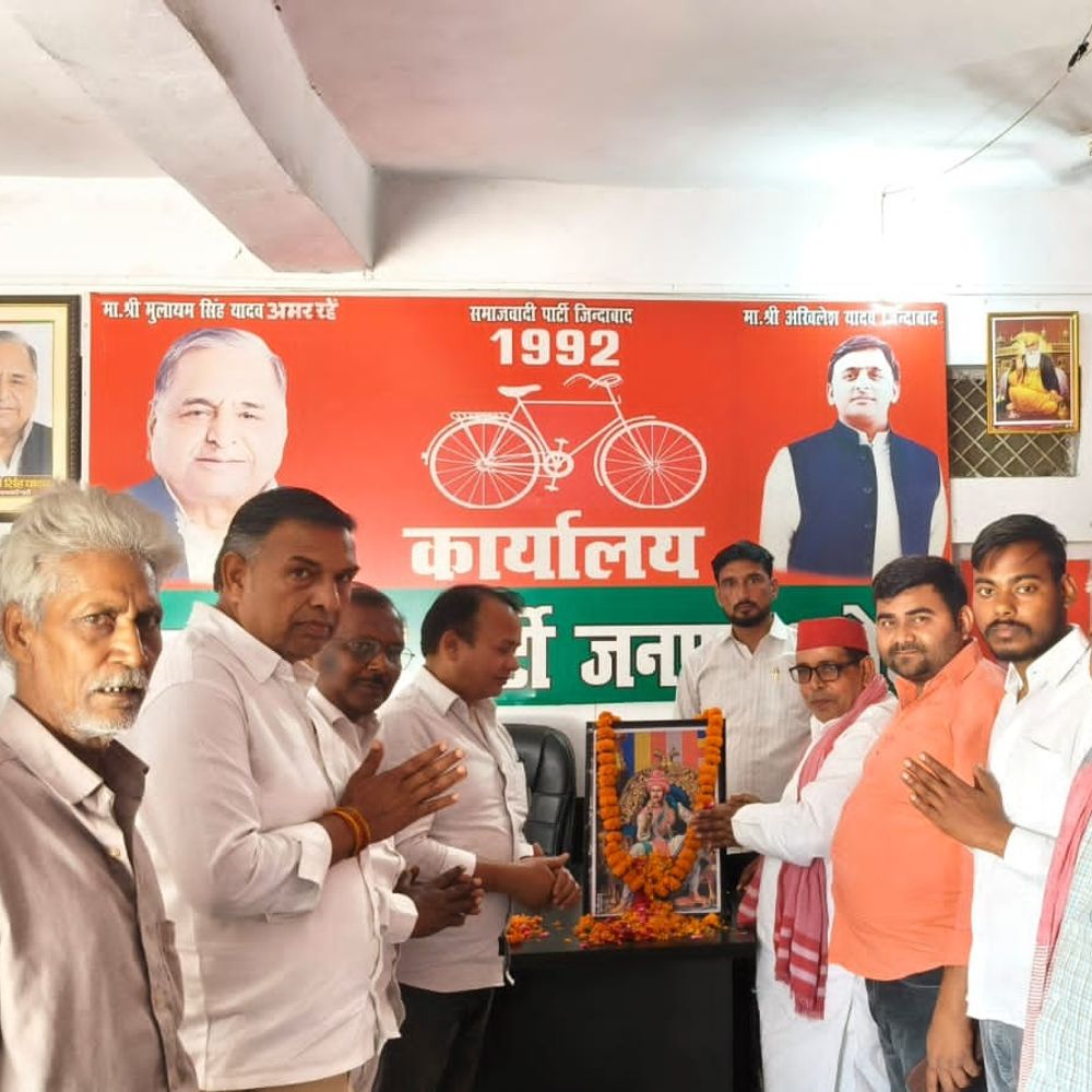 सपा कार्यालय में सम्राट अशोक जयंती मनाई गई:जिला अध्यक्ष राम उदित यादव के नेतृत्व में कार्यक्रम आयोजित