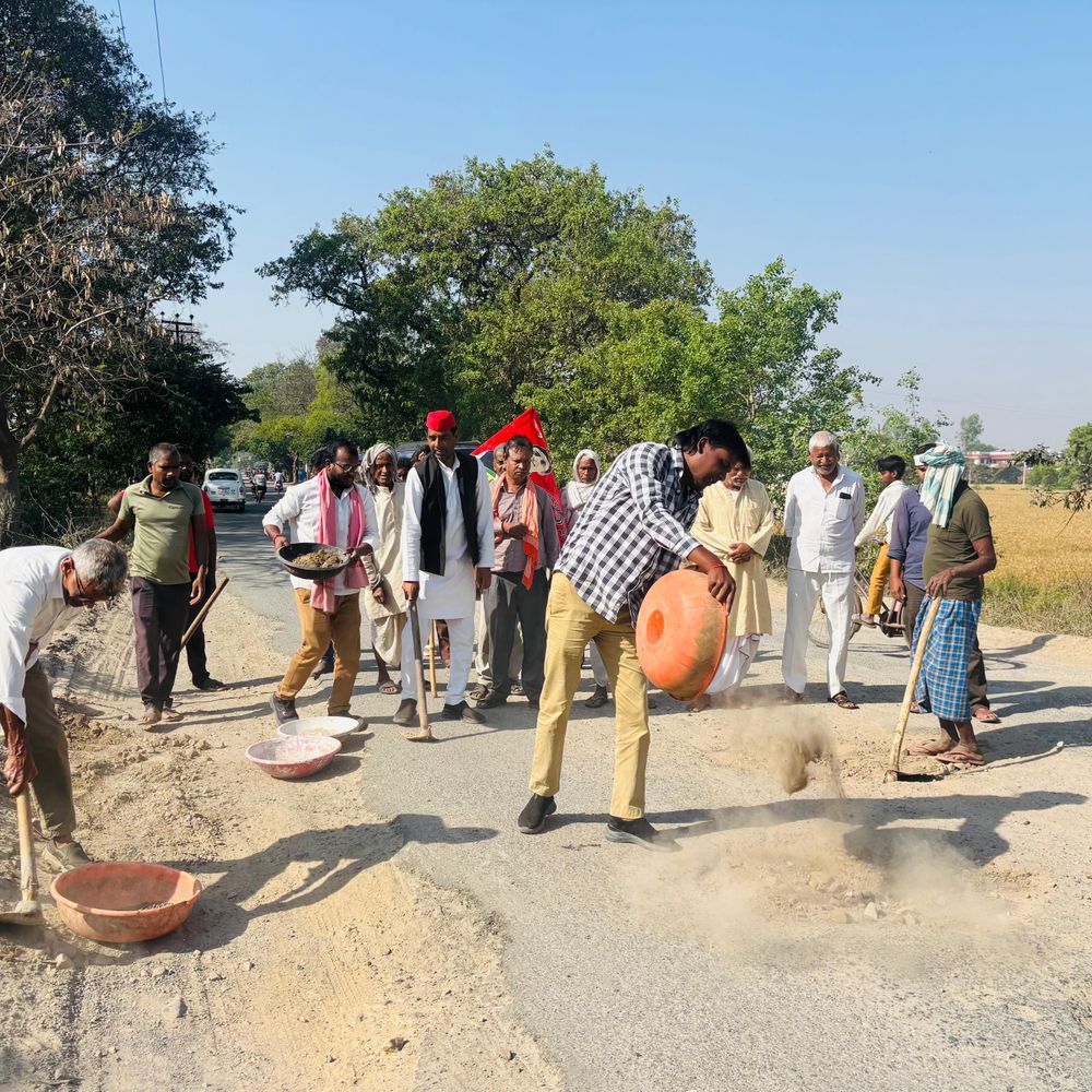 सपा नेता ने जर्जर सड़क के लिए श्रमदान किया:बरहज-सोनूघाट मार्ग खराब, ग्रामीणों के साथ गड्ढा पाटो अभियान चलाया