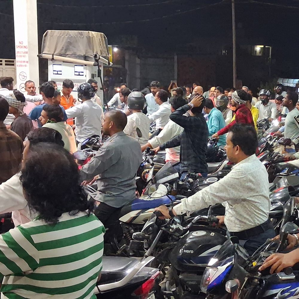 देवरिया में पेट्रोल-डीजल संकट, 36 से ज्यादा पंप बंद:गोंडा डिपो बंद होने से आपूर्ति प्रभावित, कई पंपों पर तेल खत्म, प्रशासन ने अफवाहों से बचने की अपील की