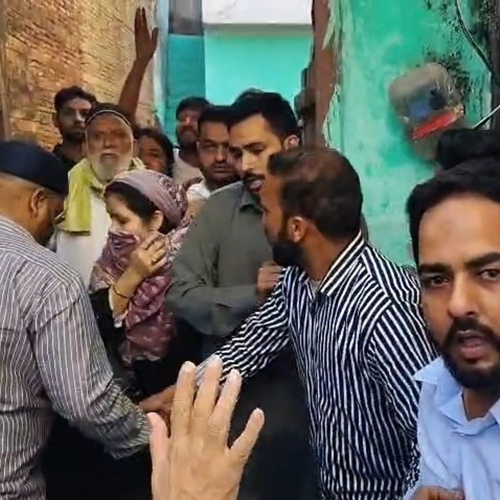 अमरोहा में बिजली बिल पर भाइयों में विवाद, VIDEO:जमकर चले लाठी-डंडे, मामूली चोटें आईं, बिजली आपूर्ति बाधित