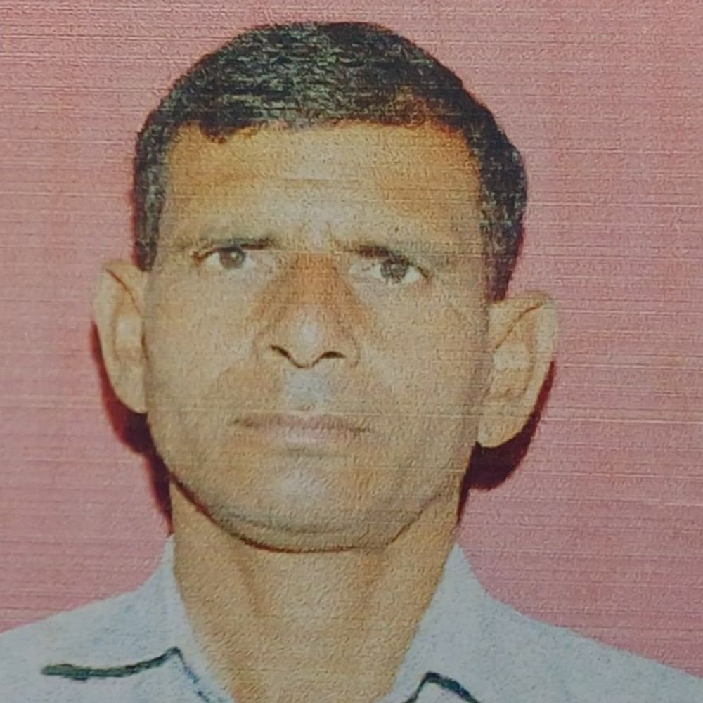 दो दिन से लापता किसान का मिला शव:हरदोई में पेड़ से लटकती मिली बॉडी, घर से सरसों पेराई के लिए निकले