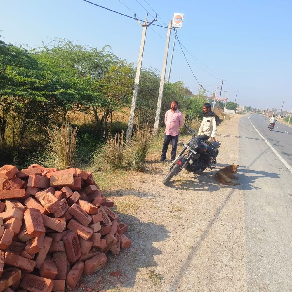 विवादित जमीन पर कब्जे की कोशिश:स्टे ऑर्डर के बावजूद दबंगों ने की निर्माण की कोशिश, पीड़ित ने न्याय की गुहार लगाई