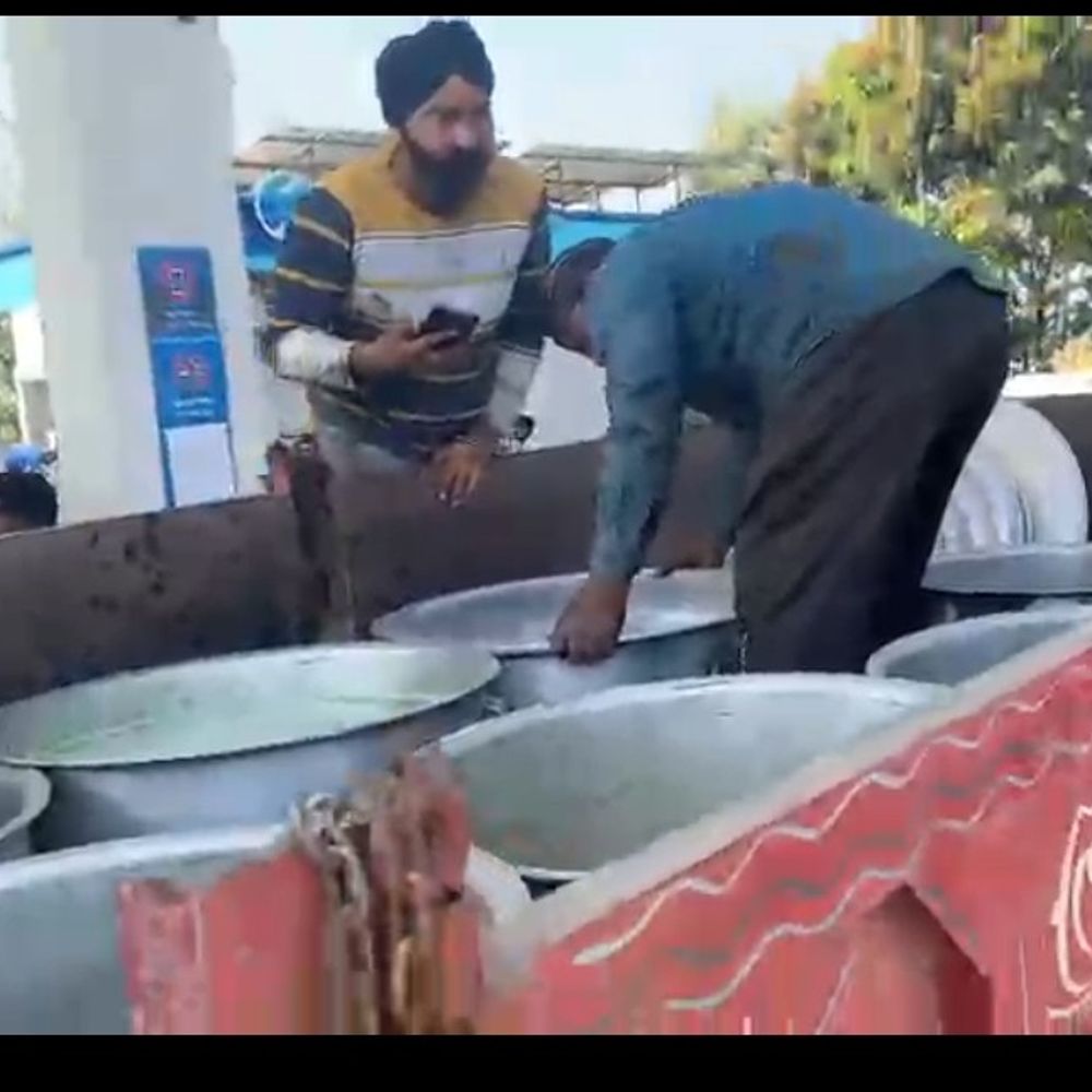 ट्रॉली पर भगौना रखकर डीजल लेने पहुंचे लोग, VIDEO:जनरेटर लेकर तेल भरवाने पहुंचे युवक, गैलन में तेल न देने पर हंगामा