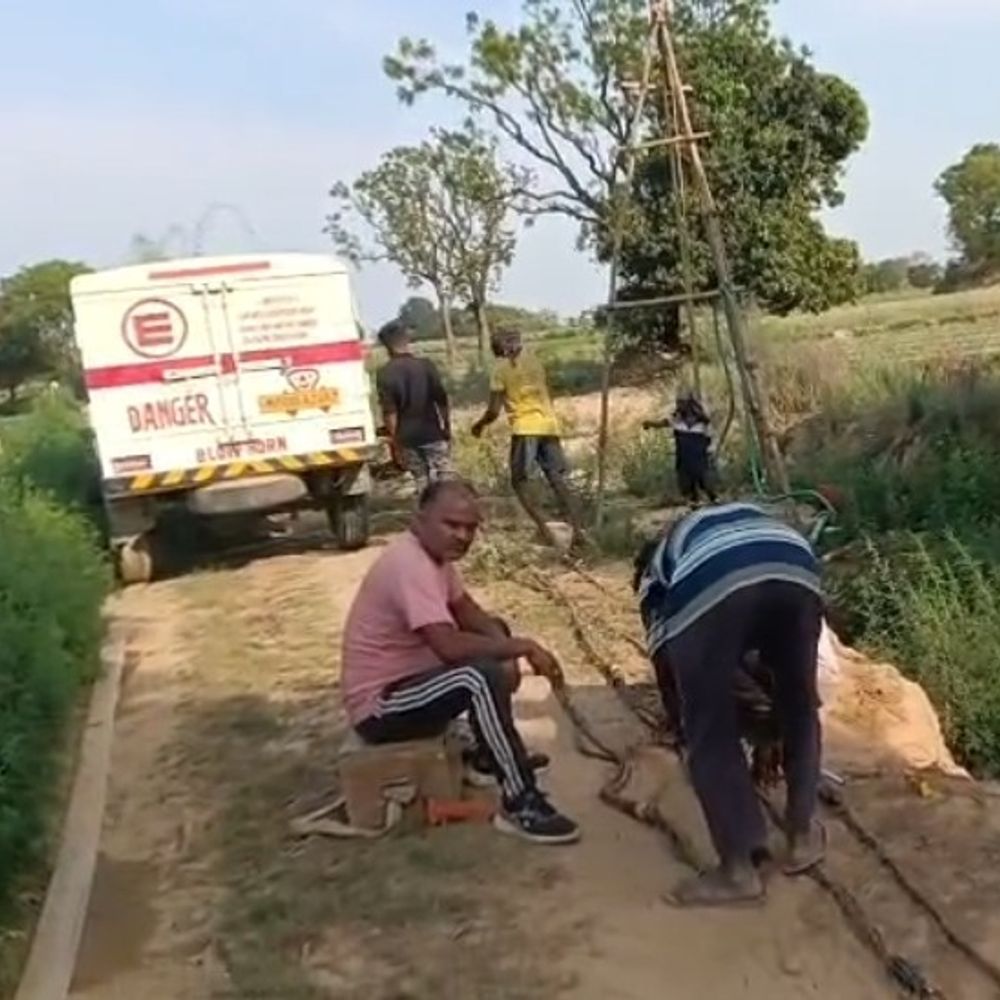 एटा में ऑयल इंडिया ने शुरू की तेल-गैस की खोज:प्रदेश के 44 जिलों में भारी मशीनों से तलाश जारी