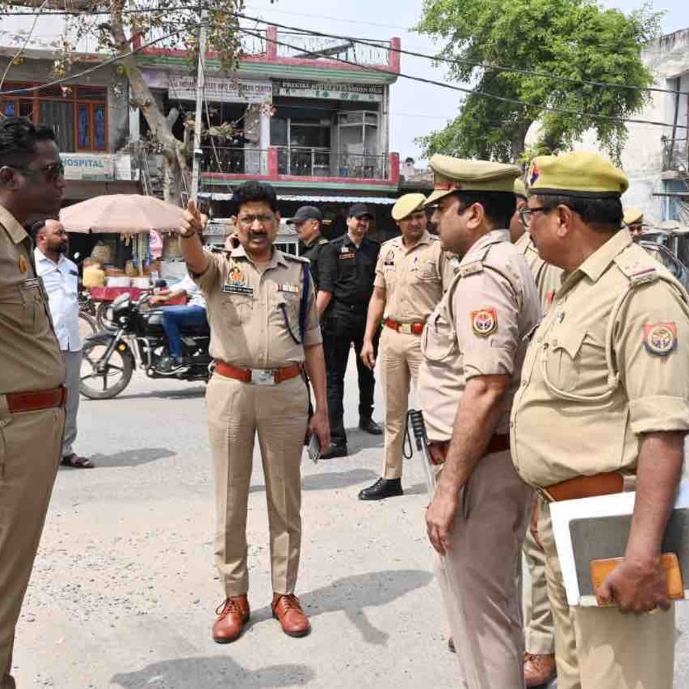 जेवर एयरपोर्ट कार्यक्रम को लेकर बॉर्डर क्षेत्रों में बढ़ी चौकसी:प्रधानमंत्री के कार्यक्रम को लेकर की जा रही तैयारी, एसएसपी ने किया निरीक्षण