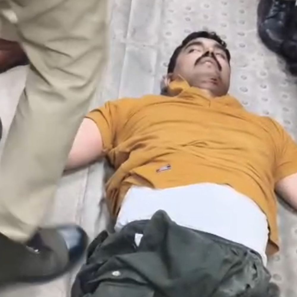 टूंडला स्टेशन पर एयरफोर्स जवान पटरी पर गिरा:चलती ट्रेन में चढ़ने के दौरान हादसा, GRP जवानों ने चेन पुलिंग कर रुकवाई ट्रेन