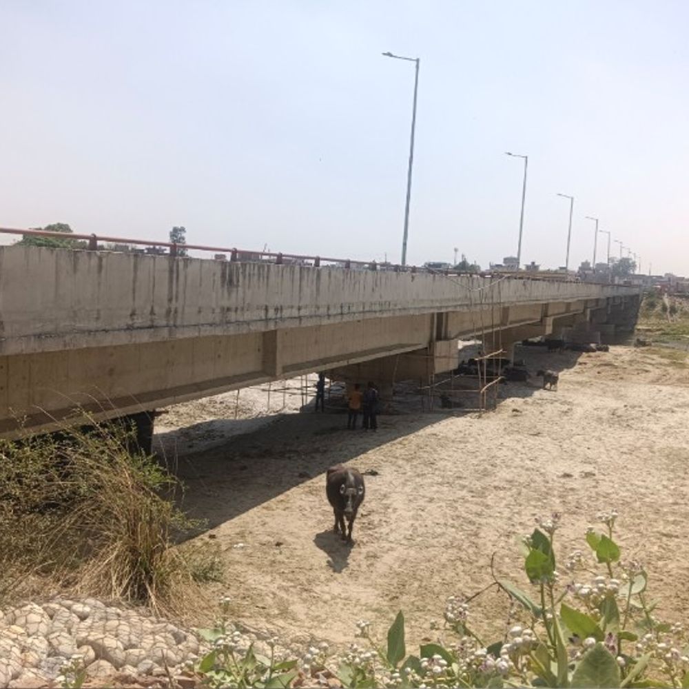 शाहजहांपुर में ककरा पुल ऊंचा करने का काम रुका:जैक-मशीनें हटीं, मजदूर बोले- सिर्फ टूट-फूट की मरम्मत कर रहे, पुल उंचा करने वाली टीम चली गई