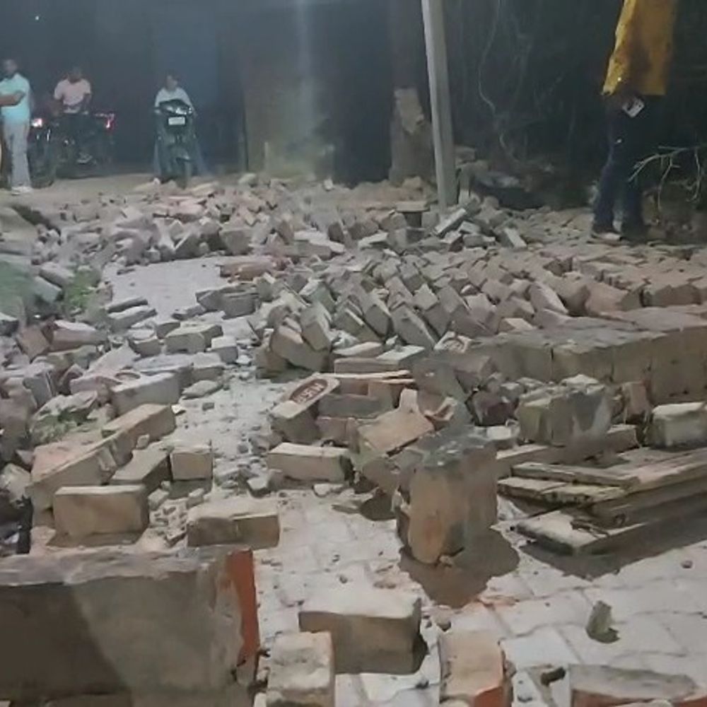 फर्रुखाबाद में दीवार गिरी, दो बच्चे घायल:लोगों ने मलबे से बाहर निकाला, अस्पताल में भर्ती कराया