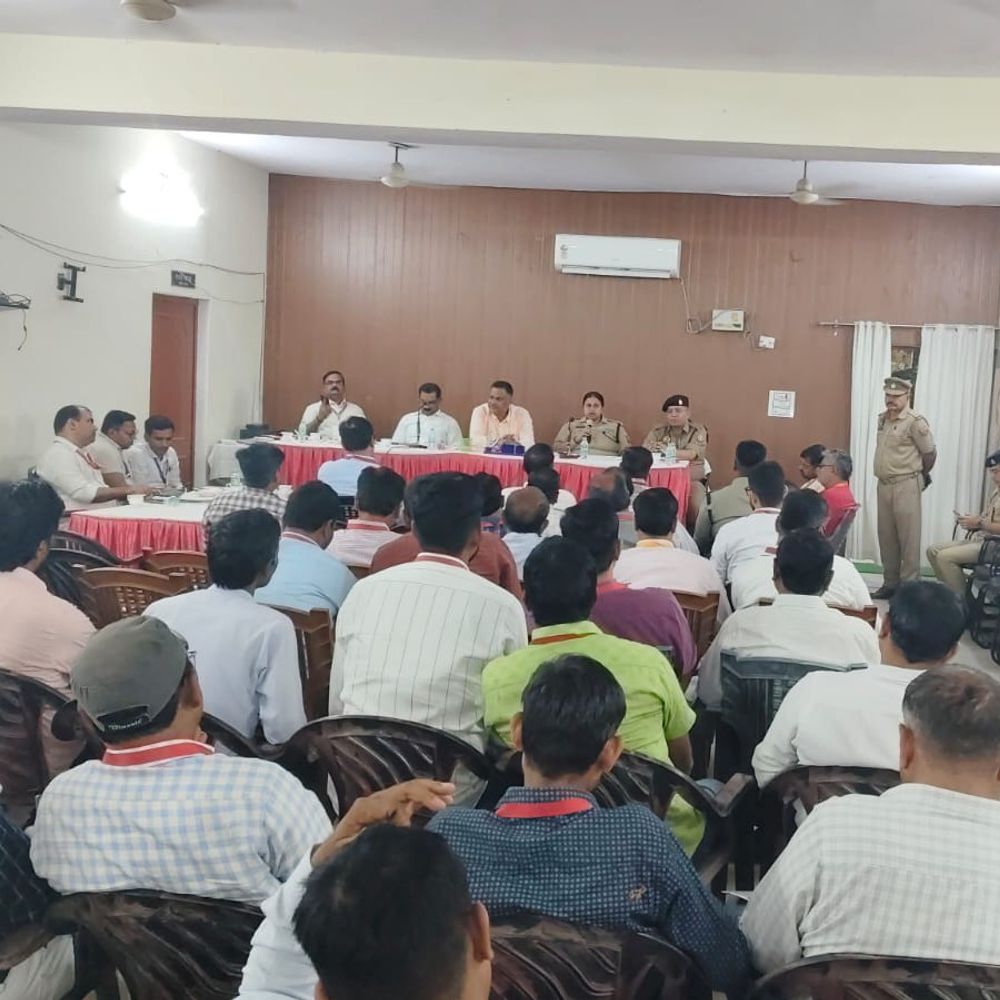 विंध्याचल धाम में अष्टमी पर संभावित भीड़, प्रशासन अलर्ट:जिलाधिकारी-एसपी ने अधिकारियों संग सुरक्षा-व्यवस्था की समीक्षा की