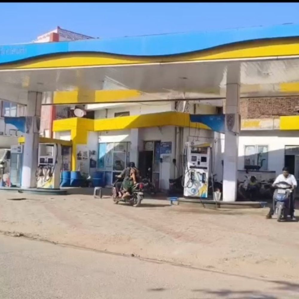 चित्रकूट में पेट्रोल-डीजल को लेकर प्रशासन अलर्ट:डीएम-एसपी ने पेट्रोल पंपों का किया निरीक्षण, अफवाहों से बचने की अपील