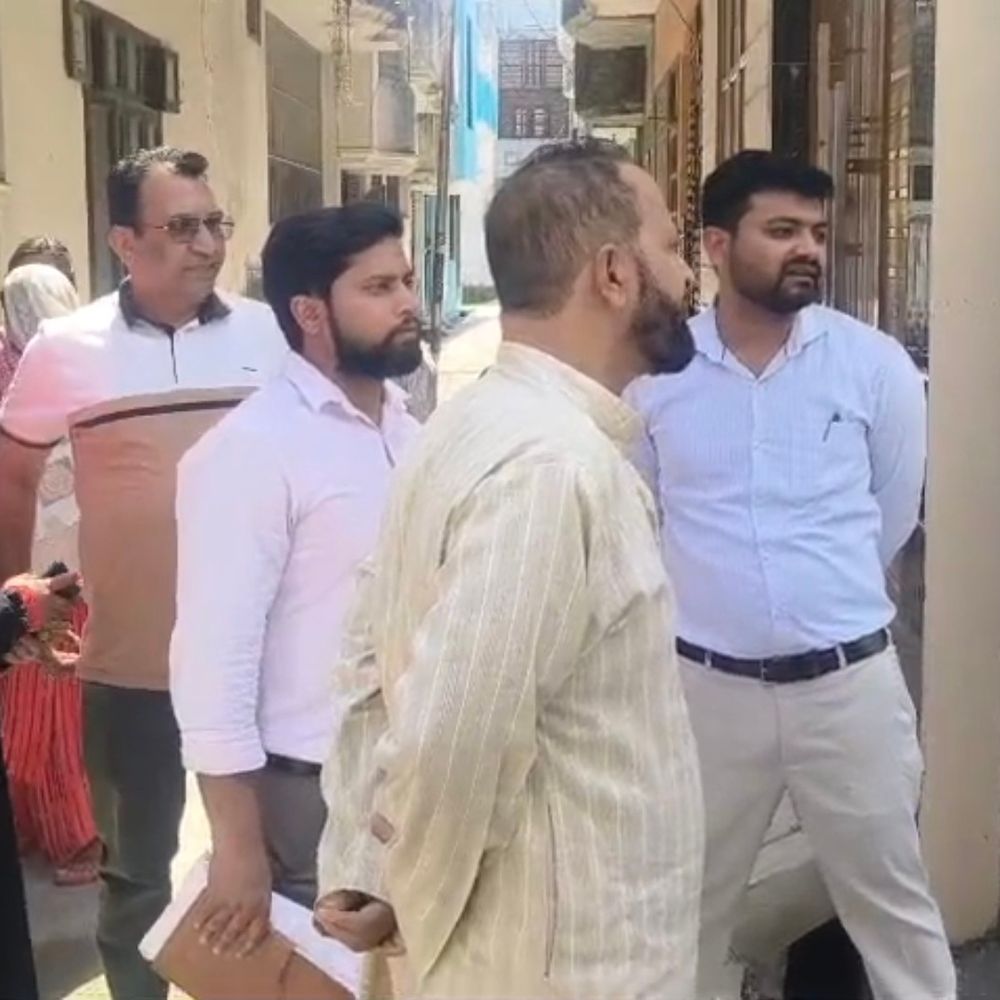 बिजनौर में मोबाइल टावर कनेक्शन पर हंगामा:बिजली विभाग की टीम को बिना मीटर लगाए लौटना पड़ा