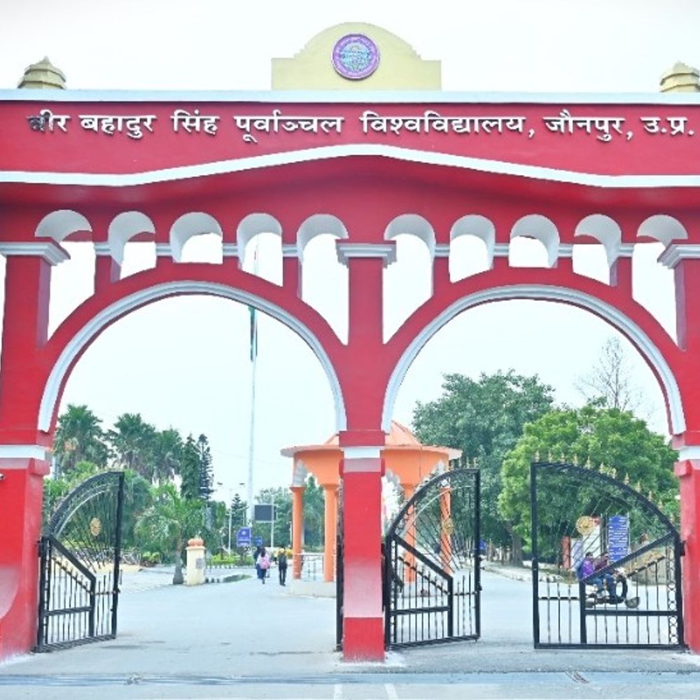 पूर्वांचल विश्वविद्यालय में 21 कर्मचारियों का स्थानांतरण:कुलपति की सहमति से कुलसचिव ने सौंपी नई जिम्मेदारियां