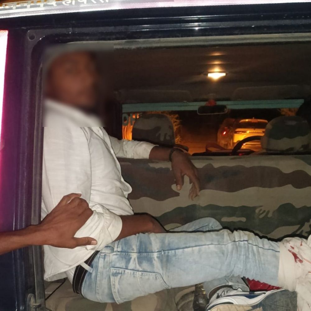 पुलिस ने एनकाउंटर में बदमाश को किया गिरफ्तार:हाथरस में शराब ठेकों पर लूटपाट का आरोपी मुठभेड़ में घायल