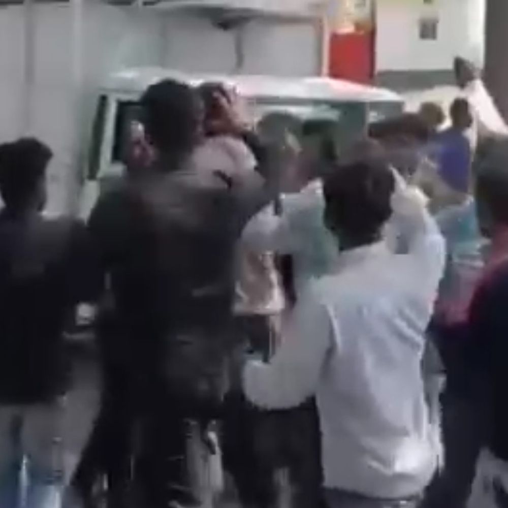 देवरिया में गैस सिलेंडर लाइन में मारपीट:आगे-पीछे होने को लेकर बहस के बाद चले लात-घूंसे, लोगों ने किया बीच-बचाव