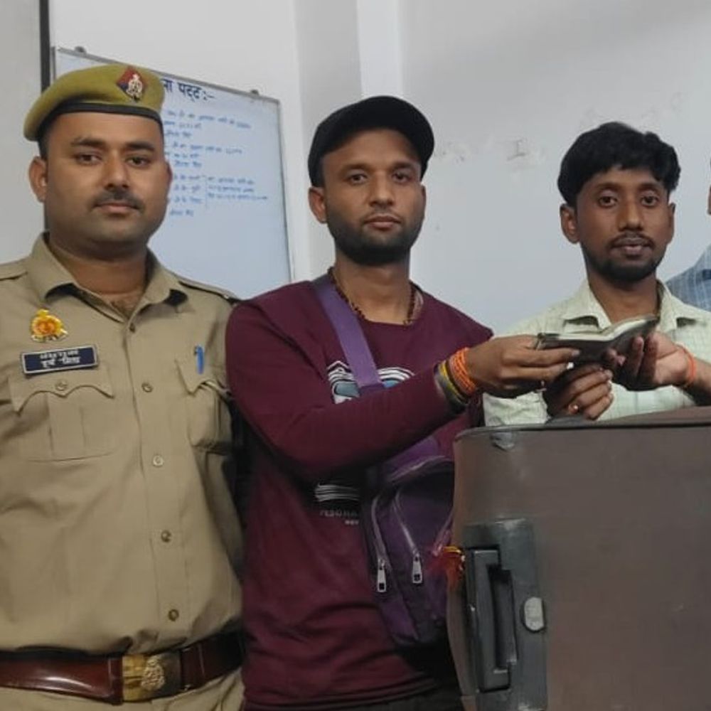 जीआरपी ने यात्री का 40,000 नकद वाला बैग लौटाया:प्रयागराज में गुम हुआ ट्रॉली बैग बरामद, पुलिस की सराहना
