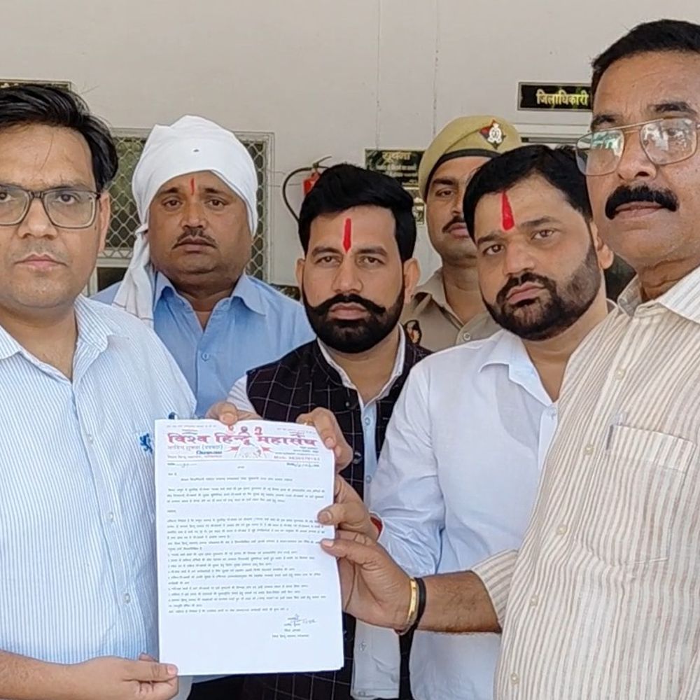 गौ माता को राष्ट्र माता का दर्जा देने की मांग:फर्रुखाबाद में ASDM को सौंपा ज्ञापन, मथुरा मामले उच्च स्तरीय जांच की भी मांग