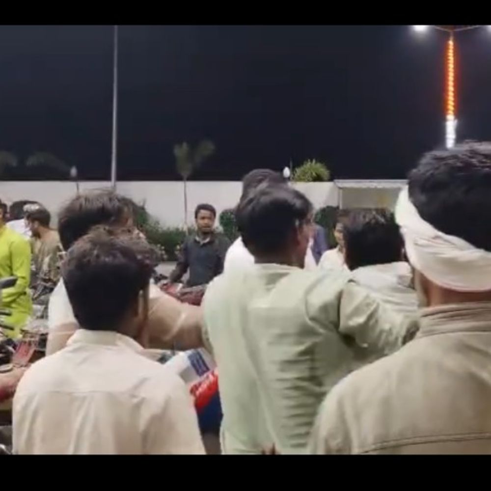 पेट्रोल पंप पर दो लोगों में मारपीट, VIDEO:सिद्धार्थनगर में पेट्रोल लेने को लेकर हुआ विवाद, लात-घूसों से पीटा