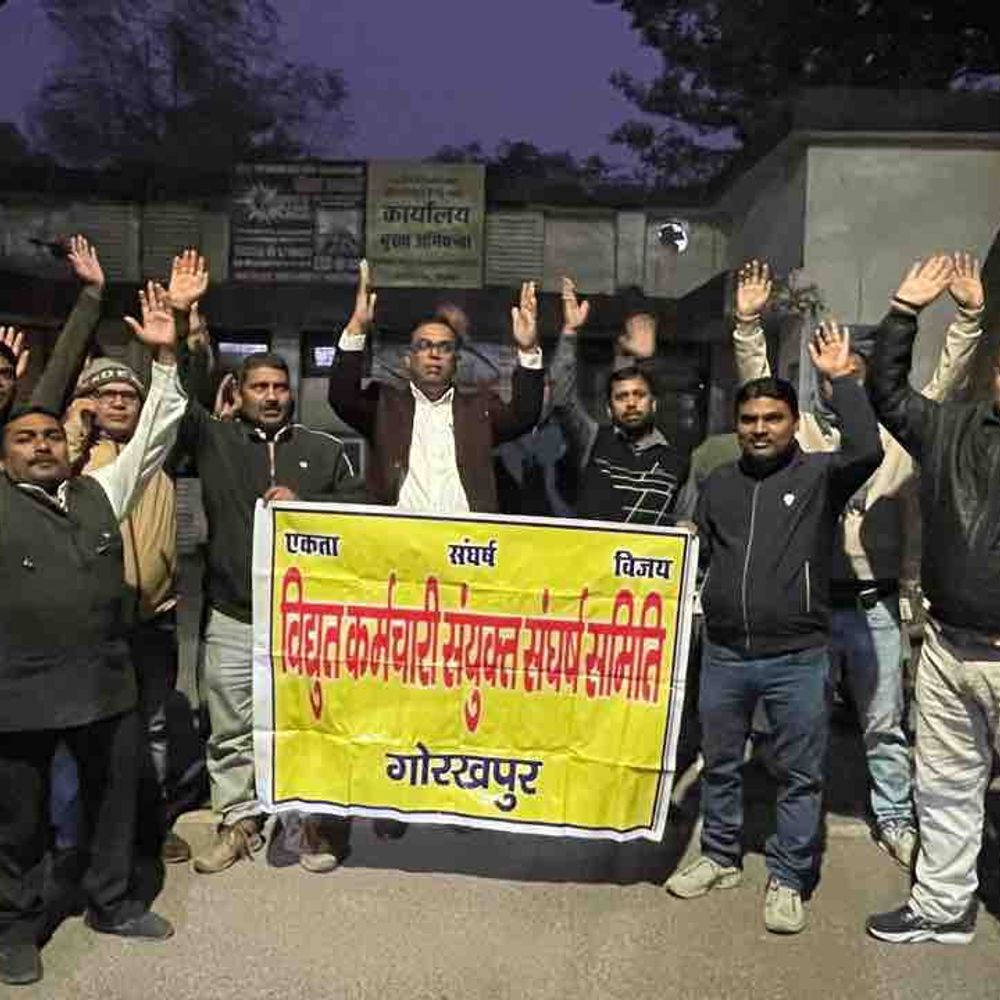 गोरखपुर में बिजली कर्मियों को हटाने पर आक्रोश:मुख्यमंत्री को भेजा पत्र, संविदा कर्मियों की छंटनी रोकने की मांग