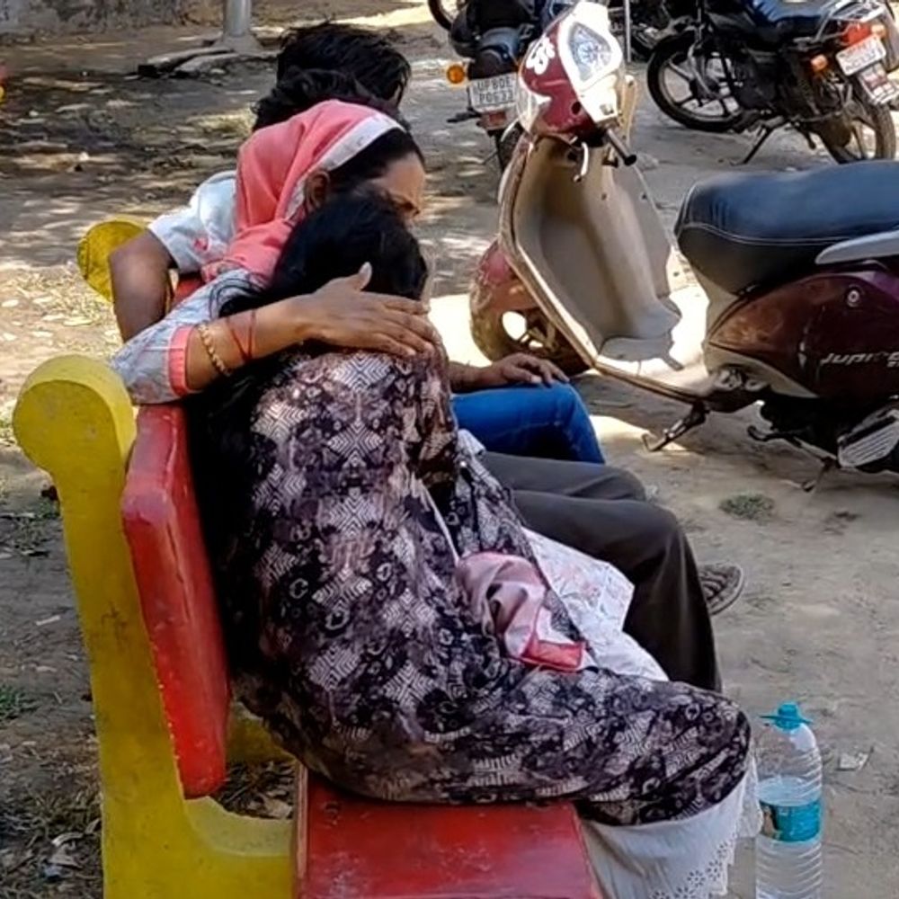 फर्रुखाबाद में युवक ने फंदा लगाकर जान दी:पहली मंजिल पर पंखे से लटका मिला शव, मां-बाप से अलग रह रहा था