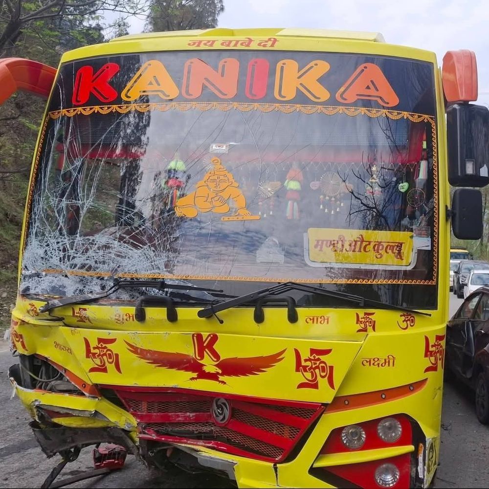 मंडी में कार और बस का टक्कर, 2 की मौत:  2 घायल, स्थानीय लोगों ने पहुंचाया अस्पताल, दोनों वाहन क्षतिग्रस्त – Mandi (Himachal Pradesh) News