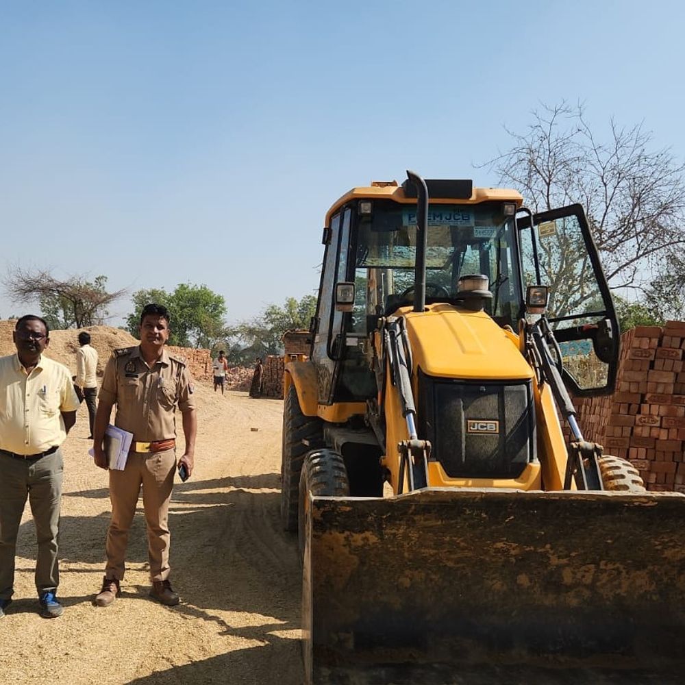 फर्रुखाबाद में भट्ठे पर छापा, जेसीबी जब्त:खनन अधिकारी ने पुलिस के साथ की कार्रवाई