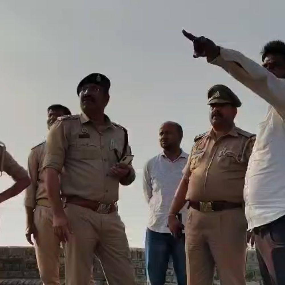 संभल में दिनदहाड़े दो महिलाओं से लूट:बाइक सवार बदमाश कुंडल-चेन छीनकर फरार, महिला को 15 टांके लगे