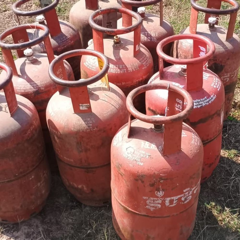 जमुई में चोरी हुए 9 गैस सिलेंडर खाली मिले:  एक सप्ताह बाद खेत से बरामद, पुलिस जांच में जुटी – Jamui News