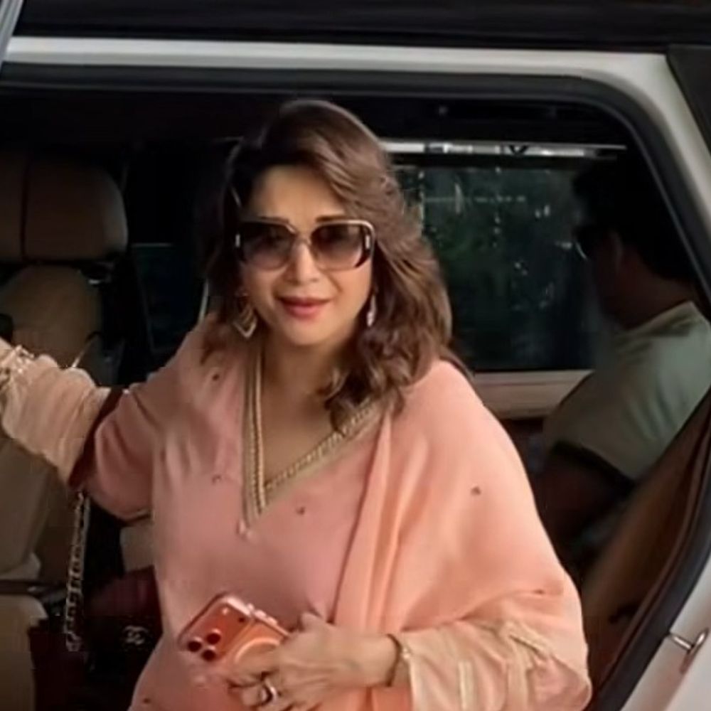 वाराणसी पहुंचीं फिल्म एक्ट्रेस माधुरी दीक्षित:ज्वेलरी शॉप का करेंगी उद्घाटन, काशी विश्वनाथ के मंगला आरती में होगीं शामिल