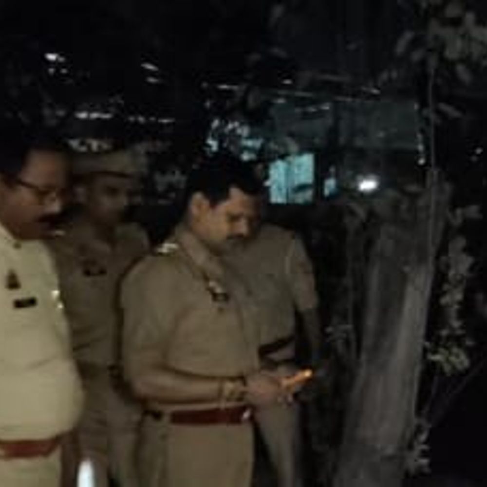 FCI चावल उतारते ट्रक पर पुलिस का छापा:हापुड़ में सात बोरे छोड़कर भागे आरोपी, जांच शुरू